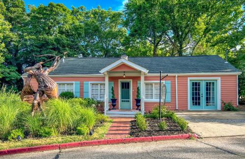 Eureka Springs Historic District Casa | Eclectic Osage Cottage in Historic District