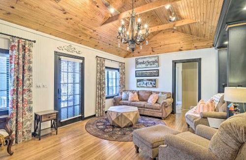 Eureka Springs Historic District Casa | Eclectic Osage Cottage in Historic District