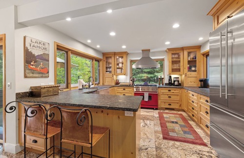 Olympic Valley Cabina | Eclectic Palisades Tahoe Home | Private Hot Tub | Sunny Decks | Sleeps 12 | Play Room