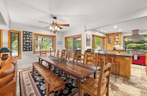 Olympic Valley Cabina | Eclectic Palisades Tahoe Home | Private Hot Tub | Sunny Decks | Sleeps 12 | Play Room