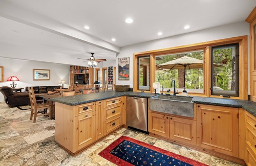 Olympic Valley Cabina | Eclectic Palisades Tahoe Home | Private Hot Tub | Sunny Decks | Sleeps 12 | Play Room