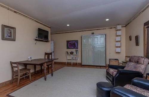 Pittsboro Cama Y Desayuno | Eclectic & Spacious Guest Cottage (walk to downtown/pet friendly)