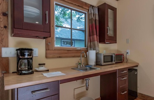 Pittsboro Cama Y Desayuno | Eclectic & Spacious Guest Cottage (walk to downtown/pet friendly)