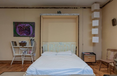 Pittsboro Cama Y Desayuno | Eclectic & Spacious Guest Cottage (walk to downtown/pet friendly)