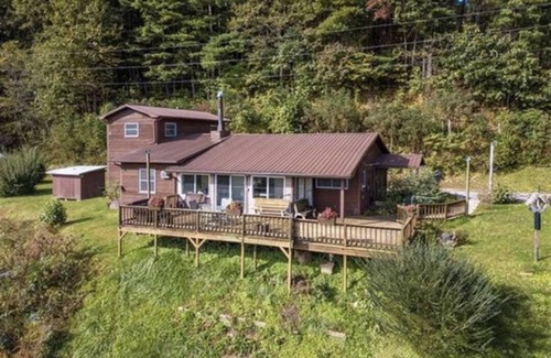 Sylva Apartamento | Eclectic Style Home, Million Dollar View!