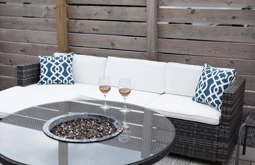 Geneva Casa | Eclipse: Hot tub and billiards in Downtown Geneva