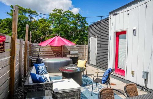 Geneva Casa | Eclipse Hot tub and billiards in Downtown Geneva