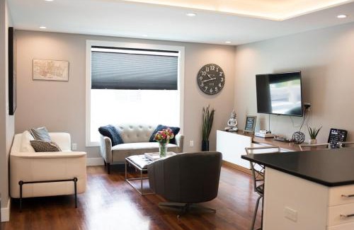 Geneva Casa | Eclipse Hot tub and billiards in Downtown Geneva