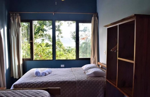 Turrialba Casa | casita eco bambu #2 rodeado de vida silvestre, jardines y cataratas.