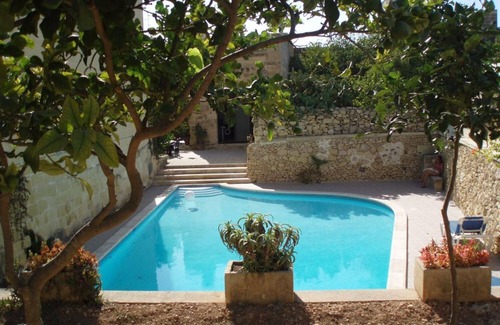 Xewkija Casa | Casa de campo del siglo XVII con certificación ecológica con una gran piscina privada y jardín