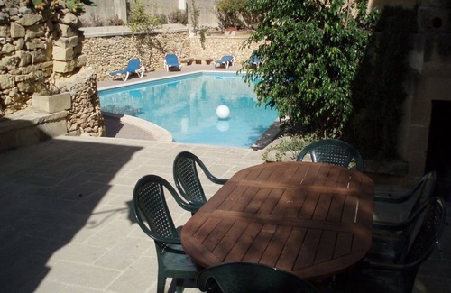 Xewkija Casa | Casa de campo del siglo XVII con certificación ecológica con una gran piscina privada y jardín