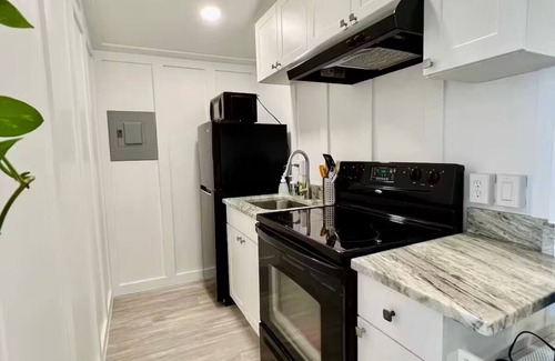 Bearss Plaza Cabaña | Eco-Friendly Charming Tampa Cottage - Full Kitchen, Parking, Wifi