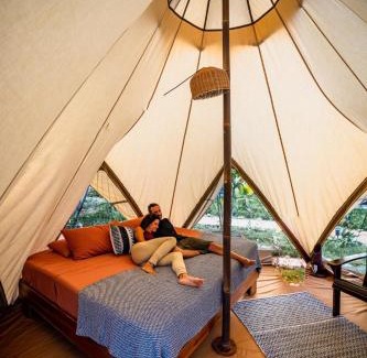 Dominical Otro | Eco Luxe Glamping Nest #12 - King Bed at Holos