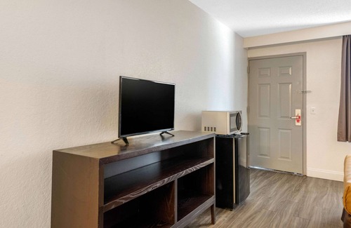 Tampa Hotel | Econo Lodge Airport at RJ Stadium