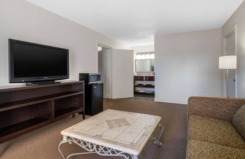 Tampa Hotel | Econo Lodge Airport at RJ Stadium