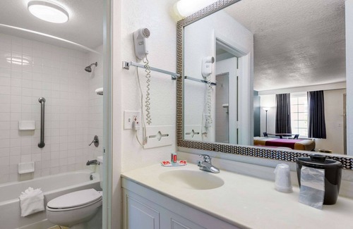 Tampa Hotel | Econo Lodge Airport at RJ Stadium