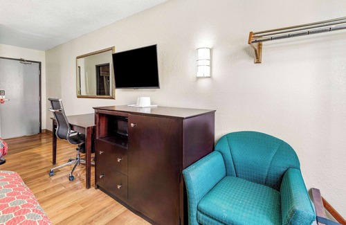 Montrose Hotel | Econo Lodge Akron Copley Northwest
