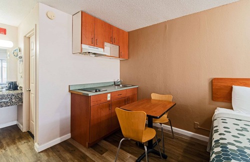 Central Oklahoma City Hotel | Econo Lodge And Suites Bricktown