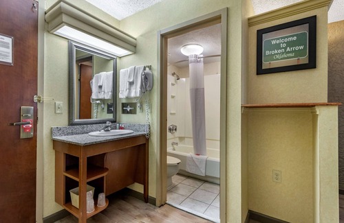 Broken Arrow Hotel | Econo Lodge Broken Arrow - Tulsa