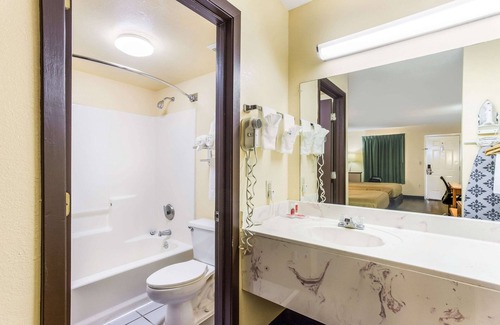 Clinton Hotel | Econo Lodge Clinton