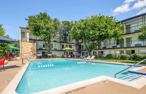 Farmers Branch Hotel | Econo Lodge Dallas Airport North