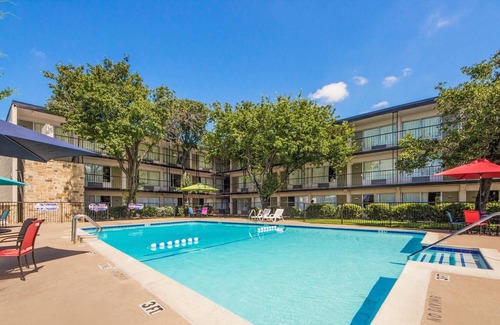 Farmers Branch Hotel | Econo Lodge Dallas Airport North