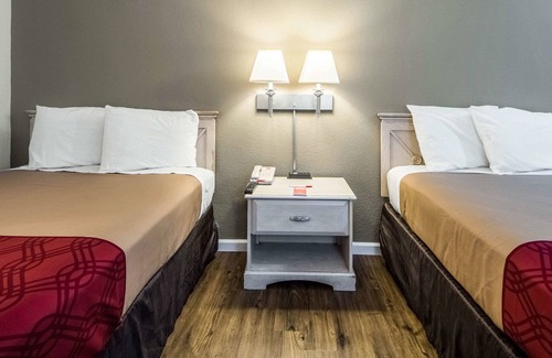 Farmers Branch Hotel | Econo Lodge Dallas Airport North