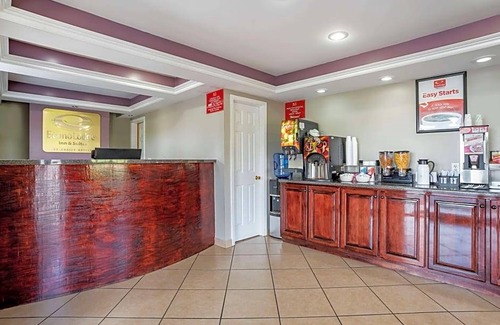 Evergreen Hotel | Econo Lodge Inn & Suites