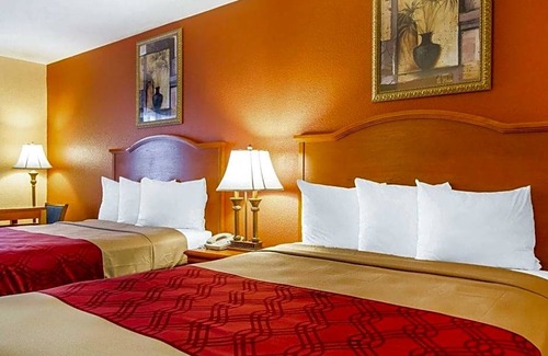 Evergreen Hotel | Econo Lodge Inn & Suites