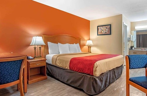 Evergreen Hotel | Econo Lodge Inn & Suites