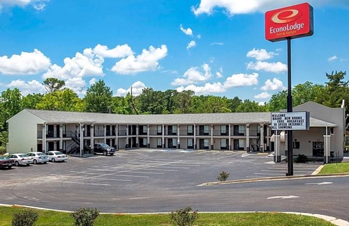 Evergreen Hotel | Econo Lodge Inn & Suites