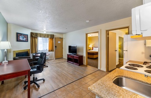 High Level Hotel | Econo Lodge Inn & Suites