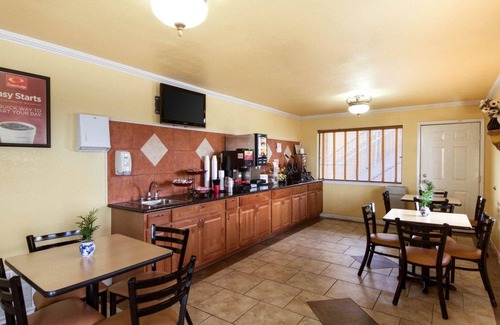 Government Hill Hotel | Econo Lodge Inn & Suites Downtown Northeast near Fort Sam Houston