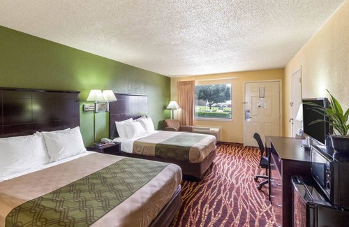 Government Hill Hotel | Econo Lodge Inn & Suites Downtown Northeast near Fort Sam Houston