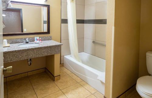 Fallbrook Hotel | Econo Lodge Inn & Suites Fallbrook Downtown