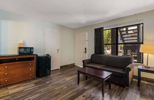 Fulton Hotel | Econo Lodge Inn & Suites Fulton - Rockport