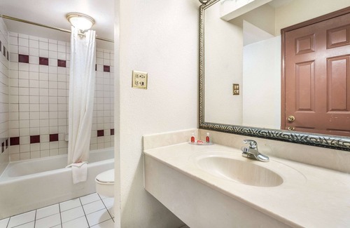 Macon Hotel | Econo Lodge Inn & Suites Macon West