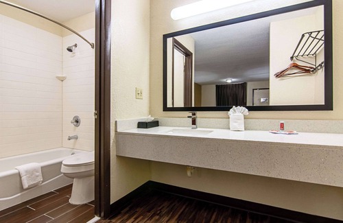 Matthews Hotel | Econo Lodge Inn & Suites Matthews - Charlotte