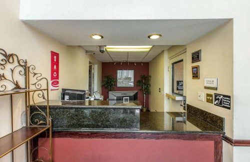 La Sierra Hotel | Econo Lodge Inn & Suites Riverside - Corona