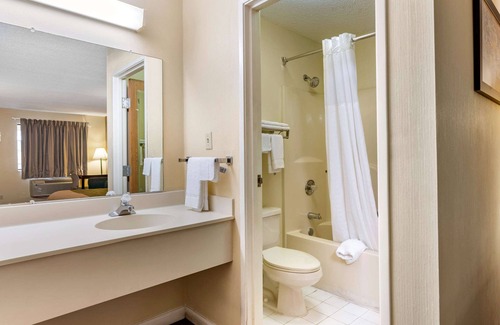 La Vergne Hotel | Econo Lodge Inn & Suites Southeast
