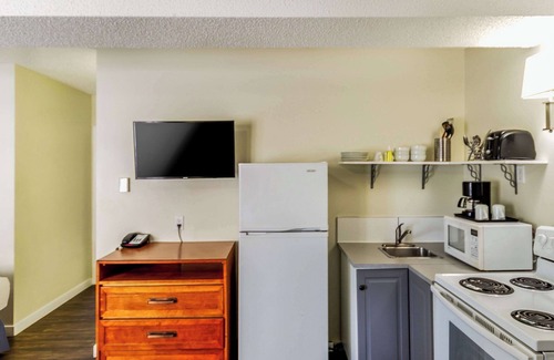 Banff Trail Hotel | Econo Lodge Inn & Suites University