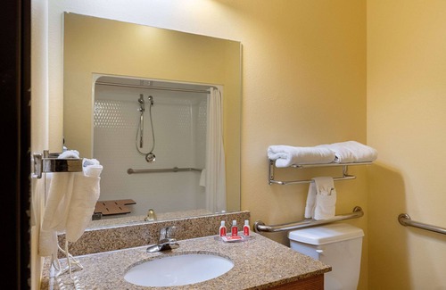 Bridgeport Hotel | Econo Lodge Inn & Suites Bridgeport