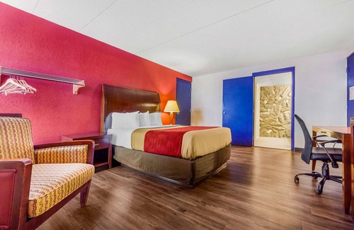 Brookings Hotel | Econo Lodge Inn & Suites