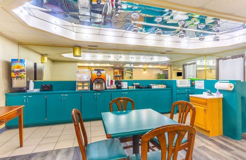 Clarksville Hotel | Econo Lodge Inn & Suites