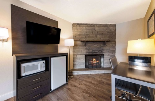 Gatlinburg Hotel | Econo Lodge Inn & Suites On The River