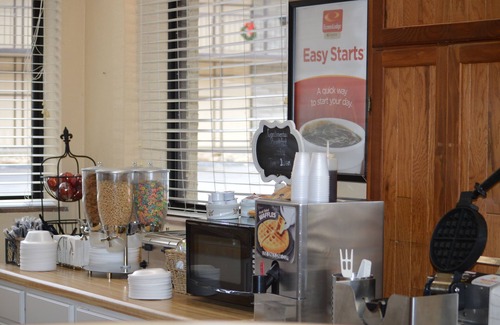 Gatlinburg Hotel | Econo Lodge Inn & Suites On The River