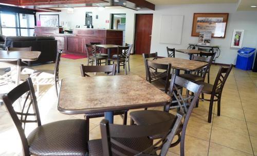 Kearney Hotel | Econo Lodge Inn & Suites
