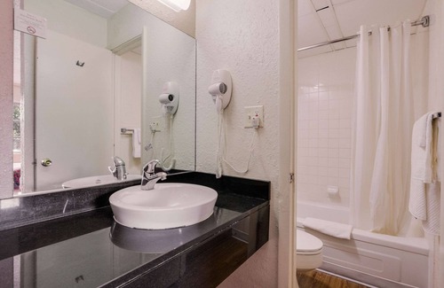 Terre Haute Hotel | Econo Lodge Inn & Suites