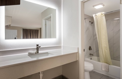Mobile Hotel | Econo Lodge Mobile Airport Blvd.