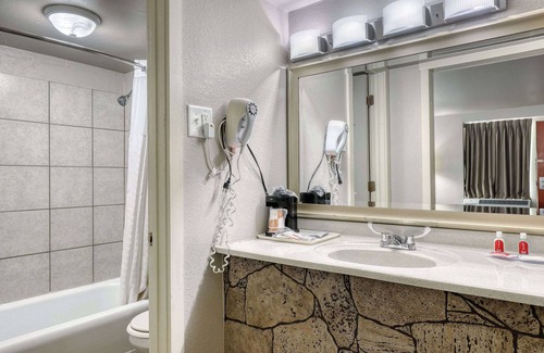 Neenah Hotel | Econo Lodge Neenah